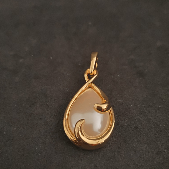 Vintage Lady Remington Faux Pearl Enhancer Signed LR Pendant for Necklace‎ - Picture 2 of 5